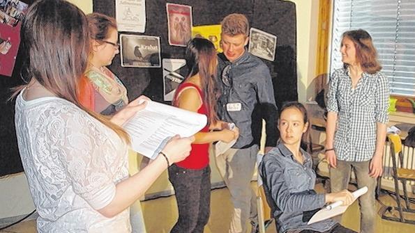 Hier wird eifrig geprobt: Die Theater AG der Oberstufe des Friedrich-List-Gymnasiums übt Texte und Einstellungen. Hier wird eifrig geprobt: Die Theater AG der Oberstufe des Friedrich-List-Gymnasiums übt Texte und Einstellungen.