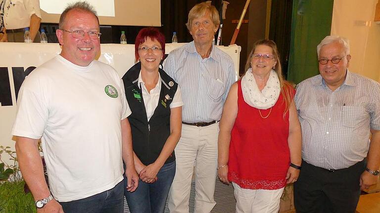 Jahrelang aktiv im Vorstand: Für ihre jahrelange aktive Tätigkeit im Rhönklub-Hauptvorstand zeichnete Vorsitzender Jürgen Reinhardt (rechts) die scheidenden Vorstandsmitglieder (v. l.) Thomas Hammelmann, Manuela Baumbach, Jochen Rümann und Edith Zink aus.