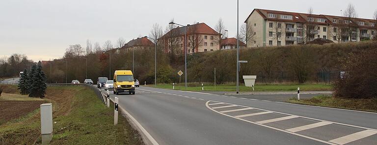 Am Hang rechts im Bild, der durch die vorhandene Zufahrt von der B 8 aus erschlossen werden soll, will der Immobilienunternehmer Georg Wittmann die 'Galerie Kitzingen' bauen. Am Hang rechts im Bild, der durch die vorhandene Zufahrt von der B 8 aus erschlossen werden soll, will der Immobilienunternehmer Georg Wittmann die 'Galerie Kitzingen' bauen.