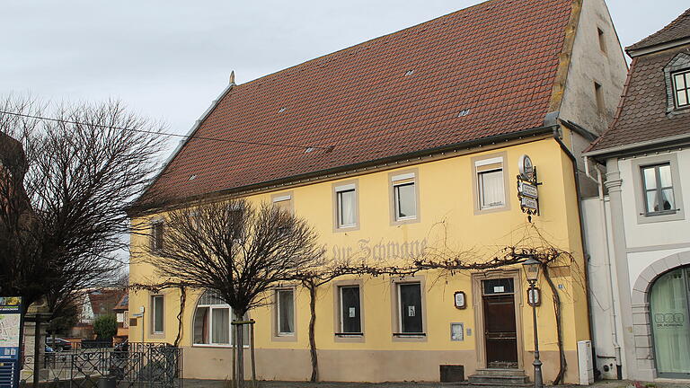 Das komplette Areal des ehemaligen Gasthofs 'Zur Schwane' in Gerolzhofen wird saniert und umgebaut. Der historische Gasthof von 1605 erhält dazu sechs Dachgauben. Im Erdgeschoss soll eine Praxis einziehen, im ersten Stock und im Dach entstehen Wohnungen. Das komplette Areal des ehemaligen Gasthofs 'Zur Schwane' in Gerolzhofen wird saniert und umgebaut. Der historische Gasthof von 1605 erhält dazu sechs Dachgauben. Im Erdgeschoss soll eine Praxis einziehen, im ersten Stock und im Dach entstehen Wohnungen.