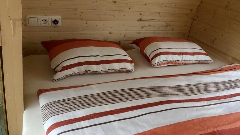 Sogar für Steckdosen und Licht ist im Bocksbeutel mit Übernachtungsmöglichkeit gesorgt. Sogar für Steckdosen und Licht ist im Bocksbeutel mit Übernachtungsmöglichkeit gesorgt.