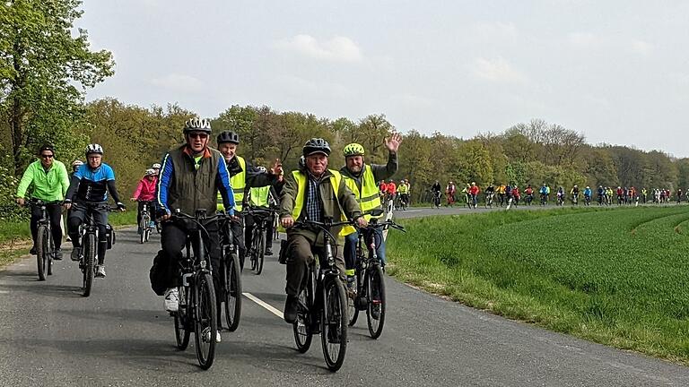 Radlerfrühling 2022: Rund 200 Radbegeisterte begleiteten Landrat Thomas Eberth (rechts, winkend) auf seiner Radltour durch den Landkreis Würzburg.