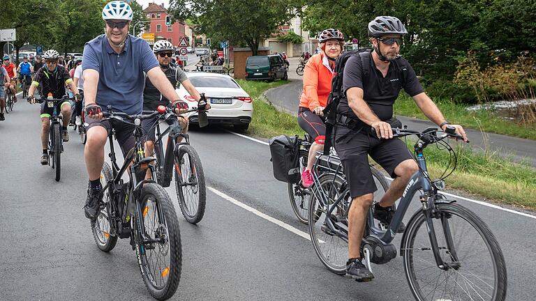 Der Helm in den Landesfarben: Vom Weinfestplatz in Volkach startete Ministerpräsident Markus Söder mit vielen anderen Radlerinnen und Radler zu einer Radtour entlang der Mainschleife.