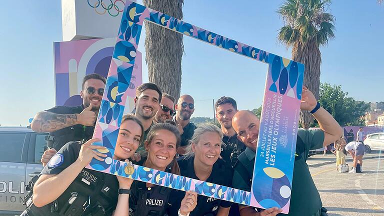 Andreas Kaiser (hinten, Mitte) mit seinen internationalen Kollegen und Kolleginnen in Marseille. - Andreas Kaiser (hinten, Mitte) mit seinen internationalen Kollegen und Kolleginnen in Marseille. Andreas Kaiser (hinten, Mitte) mit seinen internationalen Kollegen und Kolleginnen in Marseille. - Andreas Kaiser (hinten, Mitte) mit seinen internationalen Kollegen und Kolleginnen in Marseille.