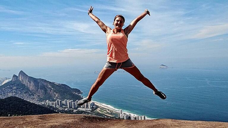 Luftsprung vor Freude: Luisa Moser aus Kitzingen auf dem Zuckerhut-Felsen, im Hintergrund ein Teil der Olympiastadt Rio de Janeiro mit dem Copacabana-Strand. Luftsprung vor Freude: Luisa Moser aus Kitzingen auf dem Zuckerhut-Felsen, im Hintergrund ein Teil der Olympiastadt Rio de Janeiro mit dem Copacabana-Strand.