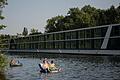 Bei heißen Temperaturen ist das Baden im Main, beispielsweise in der Sanderau, auch im Schatten der Flusskreuzfahrtschiffe beliebt. Etwa 1000 Fahrgastkabinenschiffe wie dieses im Hintergrund halten in Würzburg pro Jahr.