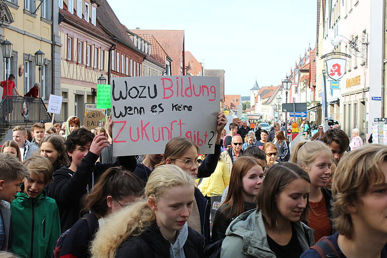 Große Klima-Demo in Haßfurt im September: Hunderte Jugendliche und Erwachsene marschierten mit der Fridays-for-Future-Bewegung durch die Stadt, mit dabei: Parents 4 Future Haßfurt, Großeltern FF Hofheim und Haßfurts Stadtwerkchef Norbert Zösch.