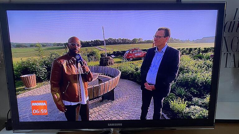 Um 6.55 Uhr am Freitagmorgen schaltete das ARD-Morgenmagazin nach Veitshöchheim. Auf dem Bild Reporter Yared Dibaba (links) und Bürgermeister Jürgen Götz. Um 6.55 Uhr am Freitagmorgen schaltete das ARD-Morgenmagazin nach Veitshöchheim. Auf dem Bild Reporter Yared Dibaba (links) und Bürgermeister Jürgen Götz.