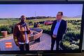 Um 6.55 Uhr am Freitagmorgen schaltete das ARD-Morgenmagazin nach Veitshöchheim. Auf dem Bild Reporter&nbsp;Yared Dibaba (links) und Bürgermeister Jürgen Götz.