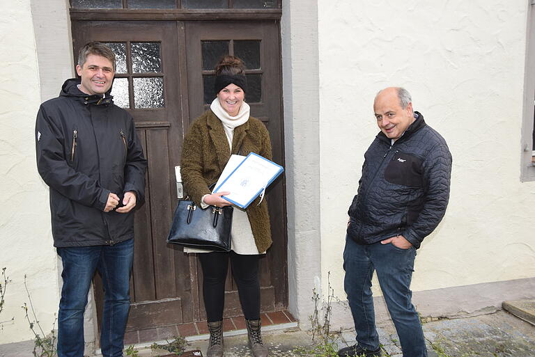 Ein Exemplar ihrer Masterarbeit übergibt Josefin Schnepf an Bürgermeister Michael Kraus (links) und Stadtarchivar Thomas Künzl. Ein Exemplar ihrer Masterarbeit übergibt Josefin Schnepf an Bürgermeister Michael Kraus (links) und Stadtarchivar Thomas Künzl.
