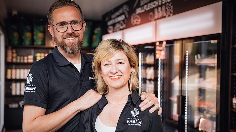 Das Unternehmerpaar Thomas Faber und Johanna Nemeth in ihrem Smart Store „Faber 24“       -  Das Unternehmerpaar Thomas Faber und Johanna Nemeth in ihrem Smart Store „Faber 24“