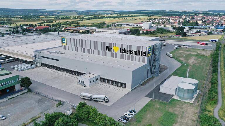 Seit mehreren Wochen streiken Teile der Belegschaft im Edeka-Logistikzentrum in Gochsheim. Jetzt ist der Lebensmittelkonzern vor Gericht gezogen.