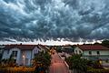 Sturmwolken über einem Wohngebiet in Straubing       -  Die Preise für Wohn- und Gewerbeimmobilien sind in diesem Jahr leicht gestiegen. (Archivbild)