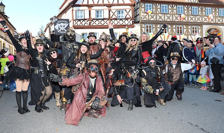 Die Fleisch-Freunde aus Ziegelanger begeisterten mit ihren schaurigen Masken. Die Fleisch-Freunde aus Ziegelanger begeisterten mit ihren schaurigen Masken.