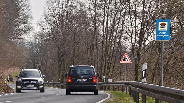 Die Fahrbahn der Staatsstraße 2267 ist nicht nur sehr uneben, sondern auch kurvenreich. Gefährlich wird es, wenn Autofahrer zu schnell durch diese Kurven fahren, zumal die Straße nicht sehr breit ist. Auch die Sichtverhältnisse werden als schlecht beurteilt.  Foto: Kathrin Kupka-Hahn       -  Die Fahrbahn der Staatsstraße 2267 ist nicht nur sehr uneben, sondern auch kurvenreich. Gefährlich wird es, wenn Autofahrer zu schnell durch diese Kurven fahren, zumal die Straße nicht sehr breit ist. Auch die Sichtverhältnisse werden als schlecht beurteilt.  Foto: Kathrin Kupka-Hahn