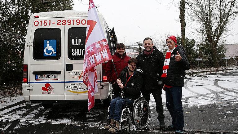 Als Christen und Kickers-Fans engagiert. Der Fanklub Wengert FC organisiert zum Beispiel einen Fahrservice für Rollstuhlfahrer. Das Bild zeigt (von links) Tobias Bernhard, Leonard Zenke, Gregor Sandler und Bruno Franken vor dem Heimspiel gegen Lotte.