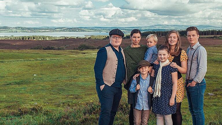 Open Air: Angelo Kelly & Family auf Schloss Eyrichshof       -  Angelo Kelly & Family bringen den &bdquo;Irish Summer&ldquo; in diesem Jahr zurück nach Deutschland. Am Freitag, 26. Juli, kommt Angelo Kelly mit seiner musikalischen Familie um 20 Uhr zum Open-Air-Event auf Schloss Eyrichshof bei Ebern. Das schreibt der Veranstalter &bdquo;Rösler Open Air&ldquo; in einer Ankündigung. &bdquo;Wer an Irland denkt, dem fallen mit Sicherheit zuerst grüne Landschaften, Dublin, Schafe, Guinness, das launenhafte Wetter und die typisch traditionelle irische Musik ein &ndash; jeder hat sein eigenes Bild von der grünen Insel&ldquo;, heißt es in der Ankündigung. Angelo, seine Frau Kira, die Kinder Gabriel, Helen, Emma, Joseph und William wollen das Publikum mit auf eine Reise nehmen. Mit traditionellen, aber vor allem auch mit neuen Songs ihres Albums &bdquo;Irish Heart&ldquo; werde die Familie dem Publikum &bdquo;ihr&ldquo; Irland musikalisch präsentieren. Bei der Irish Summer Tour werden die Kellys von echten irischen Musikern unterstützt, die im Laufe der Jahre zum Teil der Familie geworden sind. Sie wollen die Stimmung eines Irish Pub auf die Open-Air-Bühnen zaubern. Karten gibt es unter anderem in der Geschäftsstelle des Haßfurter Tagblatts, Brückenstraße 14 in Haßfurt, ? (0 95 21) 17 14 sowie an allen bekannten Vorverkaufsstellen und unter kartenkiosk-bamberg.de.