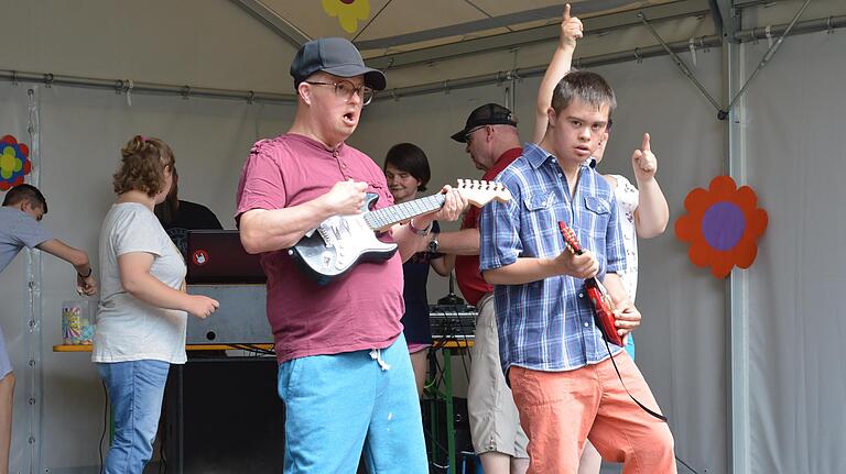 Die Band Ocean heizte den Besuchern bei den Einkaufstagen ganz schön ein.