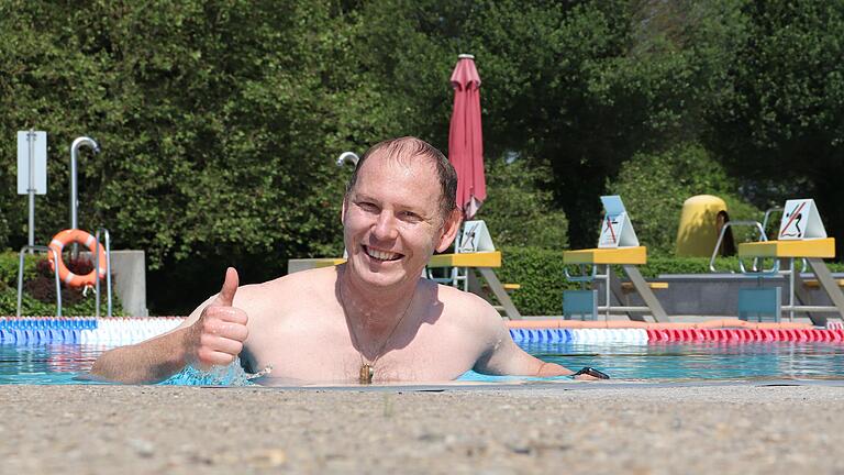 Daumen hoch für die neue Freibadsaison: Kitzingens Oberbürgermeister Stefan Güntner ist am Freitag als Erster ins 23 Grad warme Wasser eingetaucht.