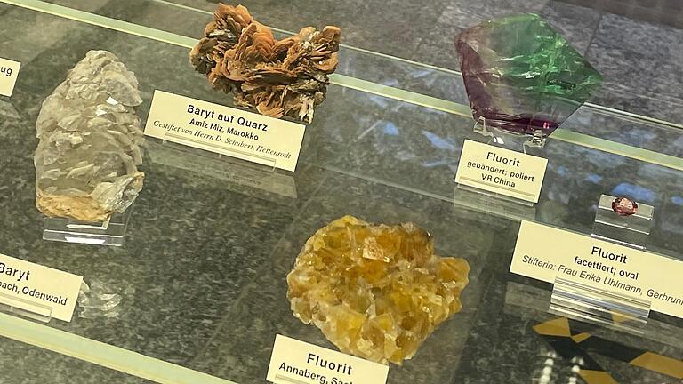 Exponate im mineralogischen Museum. Exponate im mineralogischen Museum.