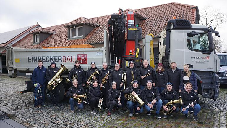 Die Familie Einbecker und ein Teil der Musikerinnen und Musiker des Musikvereins Knetzgau bei der Übergabe der neuen Softshell-Jacken.