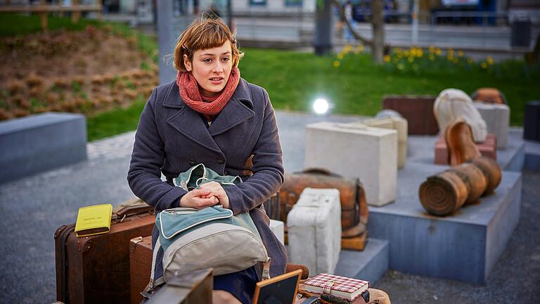 Am Bahnhofsplatz in Würzburg, vor dem DenkOrt Deportationen, spielte Anouk Elias im Frühsommer 2022 die Titelrolle im Stück 'Das Tagebuch der Anne Frank'.