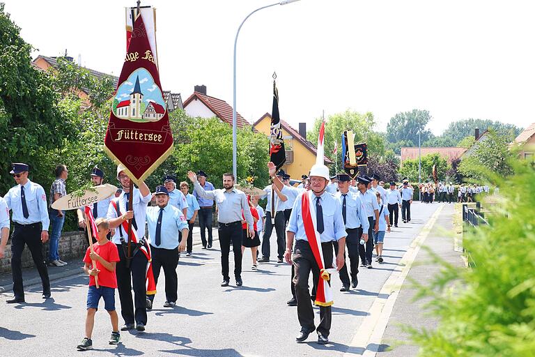 Impressionen vom großen Geburtstagsfest - ein Feuerwehrfest das in Erinnerung bleiben wird. Zum Fest 150 Jahre Feuerwehr Kirchschönbach gab es einen großen Umzug durch die Ortschaft. Neben 25 Feuerwehren sorgten drei Musik-Kapellen (Oberschwarzach, Kitzingen / Wiesenbronn, Reupelsdorf) für beste Feststimmung. Das Festgelände war im Anschluss an den Umzug bis auf den letzten Platz 'ausverkauft'. Feuerwehren, Blaskapellen, Ehrengäste und Besucher fühlten sich sehr wohl.