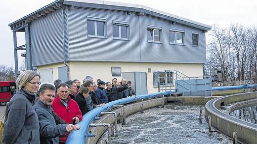 Treffpunkt am Belebungsbecken: Der Dettelbacher Stadtrat inspiziert die Kläranlage der Stadt. Im Hintergrund erläutert Jörg Hock, Dettelbacher Büroleiter des Tiefbautechnischen Büros Glückert, die Details. Treffpunkt am Belebungsbecken: Der Dettelbacher Stadtrat inspiziert die Kläranlage der Stadt. Im Hintergrund erläutert Jörg Hock, Dettelbacher Büroleiter des Tiefbautechnischen Büros Glückert, die Details.