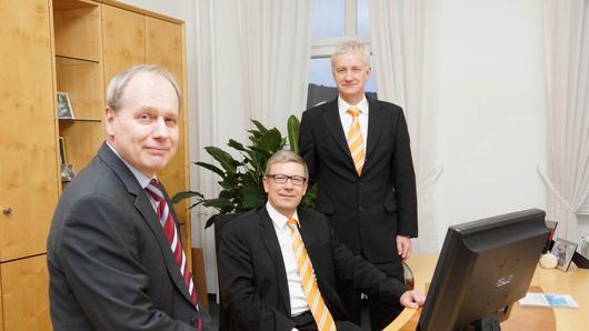 Roland Knoll (links) bekommt einen neuen Kollegen: Jürgen Klubertanz (Mitte) nimmt an der Spitze der Raiffeisenbank Hammelburg den Platz von Bernd Bindrum (rechts) ein. Foto: Arkadius Guzy - Roland Knoll (links) bekommt einen neuen Kollegen: Jürgen Klubertanz (Mitte) nimmt an der Spitze der Raiffeisenbank Hammelburg den Platz von Bernd Bindrum (rechts) ein. Foto: Arkadius Guzy Roland Knoll (links) bekommt einen neuen Kollegen: Jürgen Klubertanz (Mitte) nimmt an der Spitze der Raiffeisenbank Hammelburg den Platz von Bernd Bindrum (rechts) ein. Foto: Arkadius Guzy - Roland Knoll (links) bekommt einen neuen Kollegen: Jürgen Klubertanz (Mitte) nimmt an der Spitze der Raiffeisenbank Hammelburg den Platz von Bernd Bindrum (rechts) ein. Foto: Arkadius Guzy