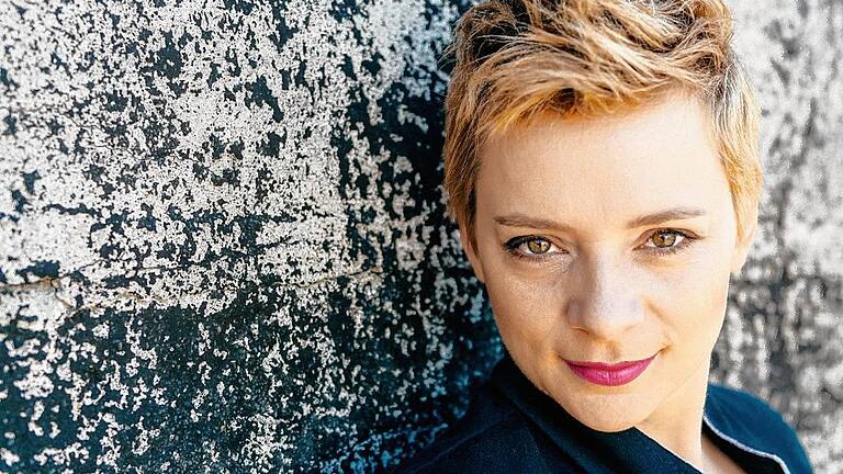 Cristin Claas und Band nehmen die Zuhörer am Sonntag, 13. März, 17 Uhr, in der Disharmonie mit auf eine musikalische Reise voller Songpoesie. Cristin Claas und Band nehmen die Zuhörer am Sonntag, 13. März, 17 Uhr, in der Disharmonie mit auf eine musikalische Reise voller Songpoesie.