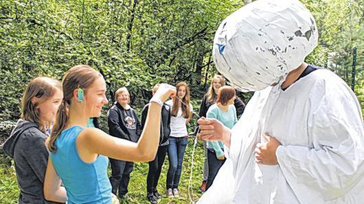 Was macht man nur mit einem depressiven Roboter wie Philipp Steiner (rechts)? Lea aus Tütschengereuth (2. von links) grübelt.