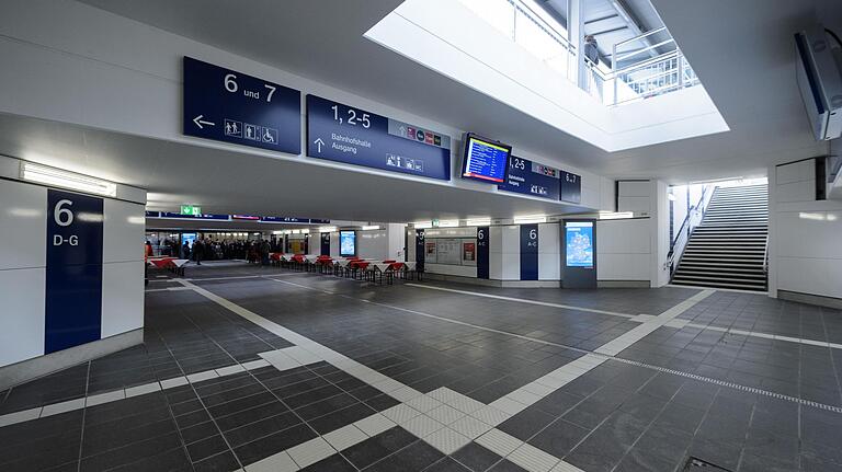 Neu: ein Teilstück des barrierefreien Gleistunnels am Würzburger Hauptbahnhof.