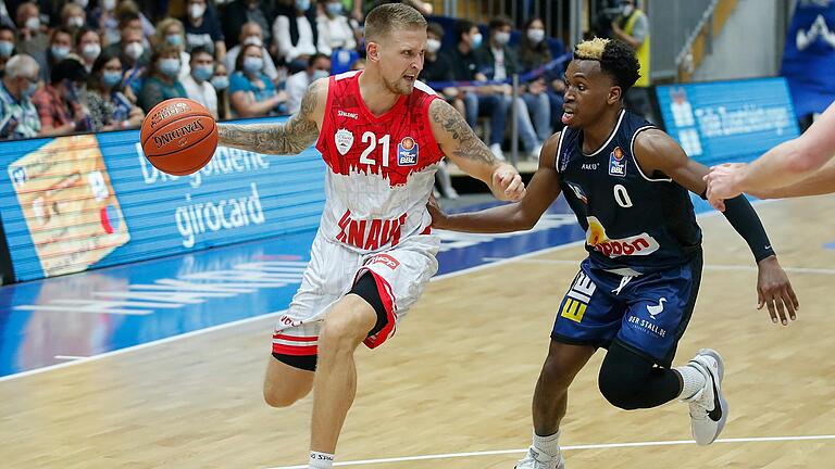 Einer Szene vom ersten Auftritt der Baskets in Crailsheim in dieser Spielzeit: Aigars Skele im Zweikampf mit T.J. Shorts, der mit durchschnittlich 18 Punkten und fast acht Vorlagen Crailsheim spielbestimmender Mann ist.