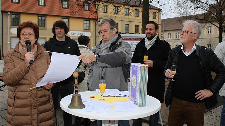 Mit einer ehrwürdigen Glocke aus dem Rathaus und der anschließenden Urkundenverlesung wurde das Jubiläumsjahr von Bürgermeisterin a.D. Edeltraud Baumgartl (links) und ihrem Organisationsteam eingeläutet (weiter von links): Marktgemeinderat Johannes Weiß, Bernd Göbel, Vorsitzender des Historischen Vereins, Bürgermeister Sebastian Hauck und Rainer Klingert vom Organisationsteam.