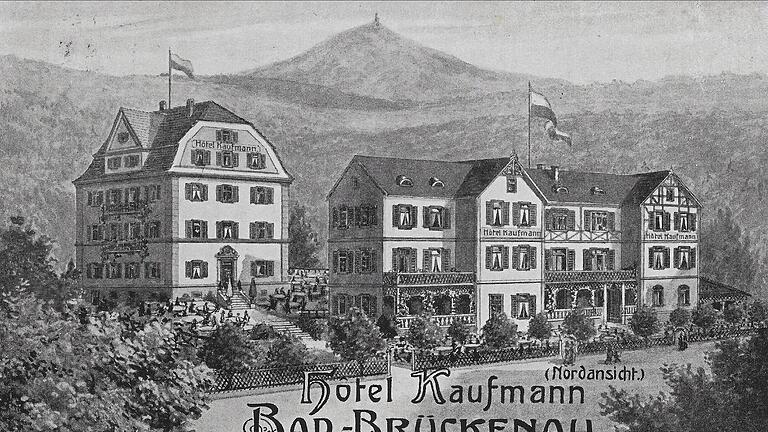 Stolperstein-Verlegung im Staatsbad Brückenau       -  In voller Pracht steht das Hotel Kaufmann auf dieser gezeichneten historischen Ansicht, oben der Dreistelzberg.