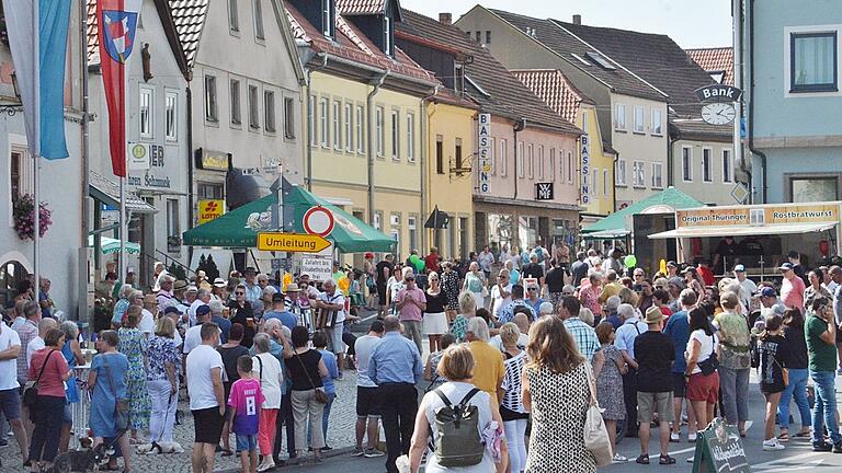 Der 30. Kunst- und Kunsthandwerkermarkt in Bad Königshofen zog bei hochsommerlichen Temperaturen mehrere tausend Besucher in die unterfränkische Kurstadt.