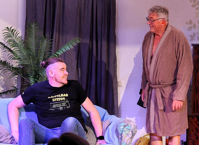 Zwei, die sich bestens verstehen: Peter (Philipp Speth) bringt Opa Klaus (Winfried Bergmann) den letzten Schliff am Computer bei. Zwei, die sich bestens verstehen: Peter (Philipp Speth) bringt Opa Klaus (Winfried Bergmann) den letzten Schliff am Computer bei.