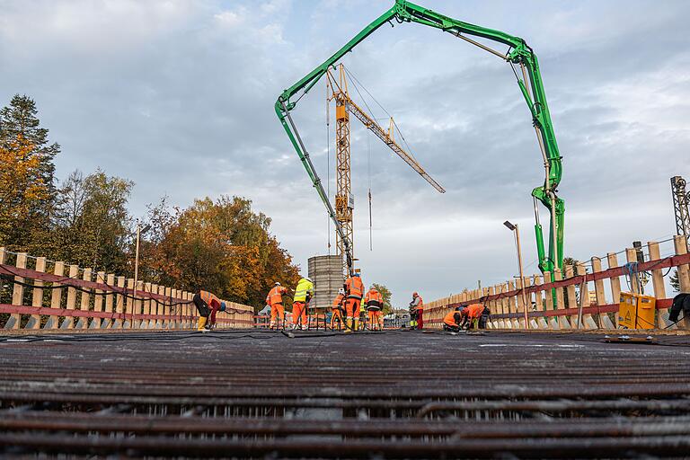 Aus 500 Kubikmetern Beton und neun Tonnen Stahl besteht der Überbau der neuen Brücke an der Brunnenstraße. Aus 500 Kubikmetern Beton und neun Tonnen Stahl besteht der Überbau der neuen Brücke an der Brunnenstraße. 