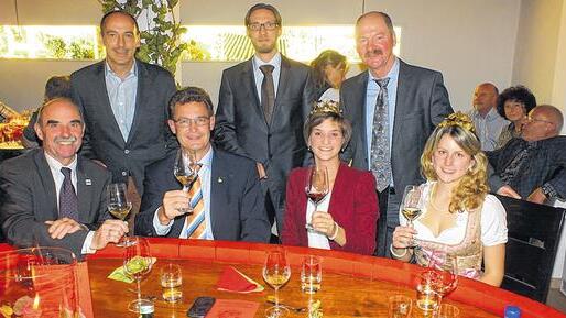 Feierstunde im Winzerkeller Homburg: Vor 80 Jahren wurde hier die Winzergenossenschaft gegründet. Sitzend von links: Artur Steinmann, Präsident des fränkischen Weinbauverbandes, Vorstandsvorsitzender Andreas Schneider, die fränkische Weinkönigin Christin Ungemach und die Homburger Weinprinzessin Linda Dornbusch; stehend: Hauptkellermeister Christian Baumann, stellvertretender Bürgermeister Manual Helmanowicz und Aufsichtsrat Hans Dornbusch.