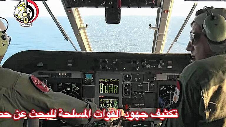 Search operation for missing EgyptAir MS804 flight       -  Ein ägyptisches Militärflugzeug beteiligte sich am Freitag an der Suche nach der abgestürzten Zivilmaschine.