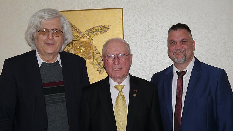 Horst Valentin (Mitte) feierte in Neubrunn seinen 80. Geburtstag. Zu den Gratulanten gehörten auch Pfarrer Don Stefan (links) und Bürgermeister Heiko Menig.