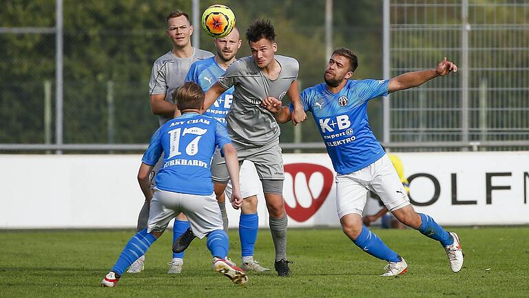 Turm in der Schlacht: Umringt von mehreren Gegenspielern setzt sich Moritz Lotzen (Mitte) vom Würzburger FV durch. Der 24-Jährige zeigte beim 1:0 der Blauen gegen den ASV Cham in der Fußball-Bayernliga Nord eine starke Leistung und erzielte das Tor des Tages mit einem direkt verwandelten Freistoß.