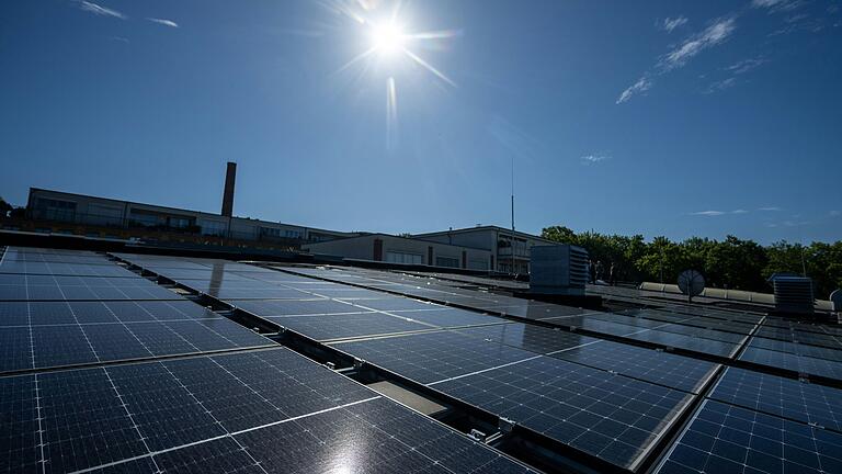 Solarmodule liegen bei sonnigem Wetter auf einem Dach. Solarmodule liegen bei sonnigem Wetter auf einem Dach.