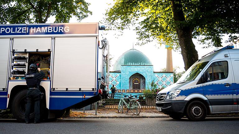 Razzien gegen Islamisten - Blaue Moschee Hamburg       -  Die Blaue Moschee an der Außenalster in Hamburg wurde beschlagnahmt.