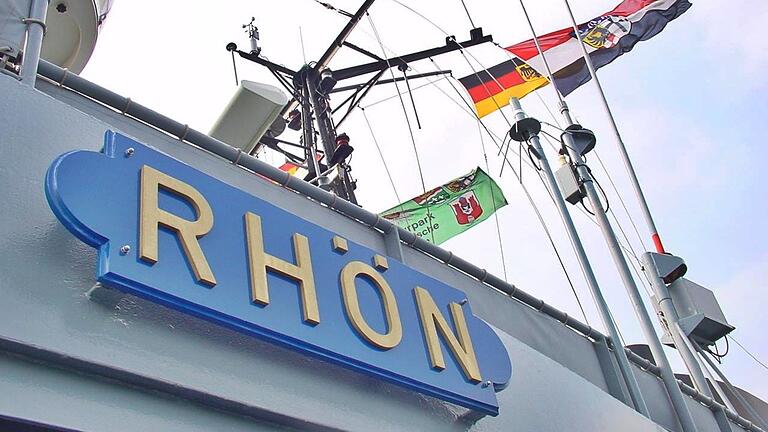 Seit 45 Jahren weht am Flaggenmast der 'Rhön' auch die Fahne des Naturparks Rhön und am Schiff selbst ist der Name 'Rhön' zu lesen. Das soll auch beim Nachfolge-Schiff so sein. Seit 45 Jahren weht am Flaggenmast der 'Rhön' auch die Fahne des Naturparks Rhön und am Schiff selbst ist der Name 'Rhön' zu lesen. Das soll auch beim Nachfolge-Schiff so sein.