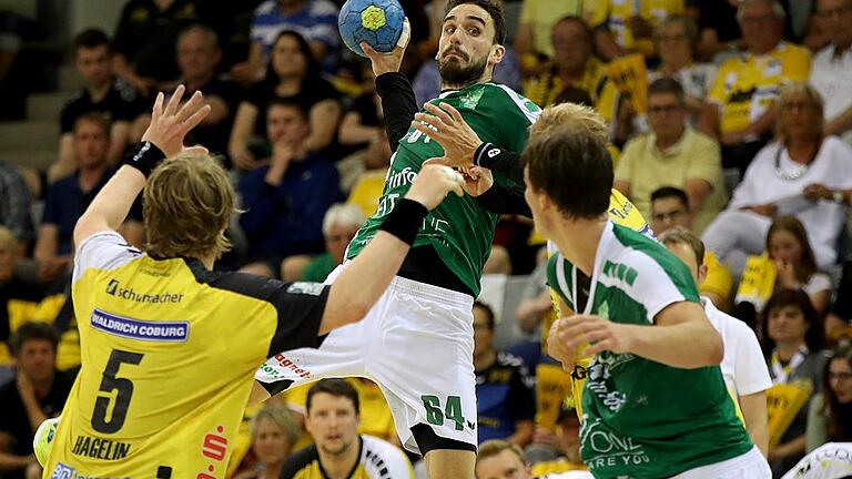 Handball, 2. Bundesliga, HSC 2000 Coburg - DJK Rimpar Wölfe       -  Benjamin Herth (Mitte, hier im Spiel gegen den HSC 2000 Coburg am 12. Mai 2018) und zwei seiner Kollegen haben ihrer Verträge bei den Zweitliga-Handballern der DJK Rimpar Wölfe verlängert.