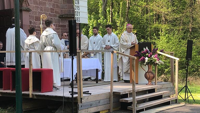 Pontifikalamt an der Liebfrauenbrunnkapelle.