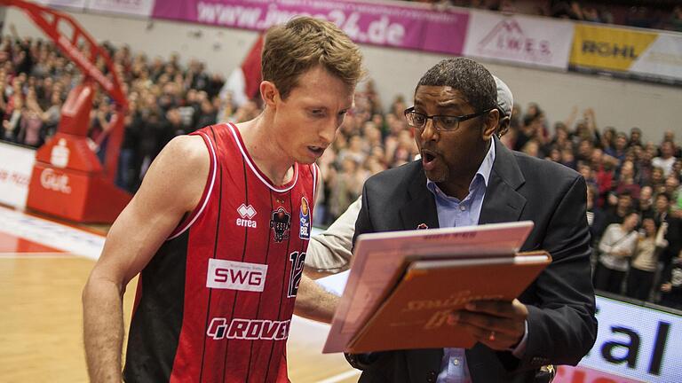 Hier noch in Gießen, später in Würzburg wieder vereint: Steven Key (rechts) erklärt Skyler Bowlin den Matchplan.