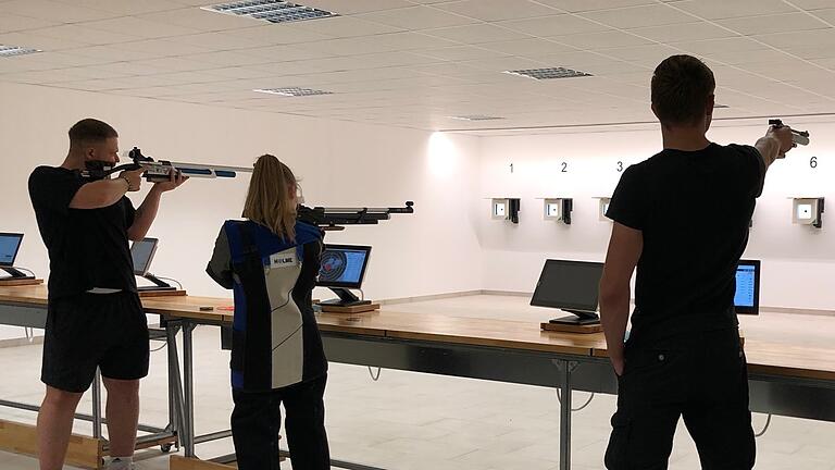 Das neue Schützenhaus der Königlich Privilegierten Schützengesellschaft im Industriegebiet von Bad Neustadt ist fertig. Der Trainingsbetrieb hat wieder begonnen. Das neue Schützenhaus der Königlich Privilegierten Schützengesellschaft im Industriegebiet von Bad Neustadt ist fertig. Der Trainingsbetrieb hat wieder begonnen.