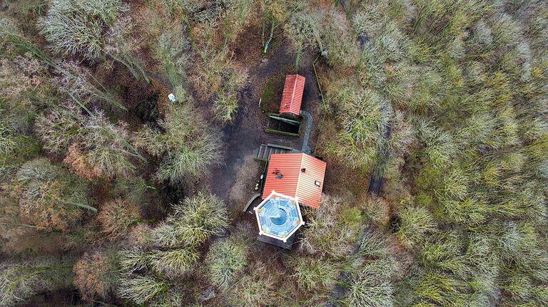 Ein interessanter Drohnen-Blick auf den Neubau des Aussichtsturms mit dem Lingmannhaus am Zabelstein.